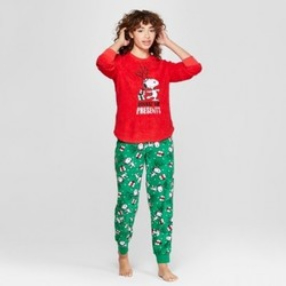 Women's Peanuts Snoopy Holiday Cozy Pajama Set - R